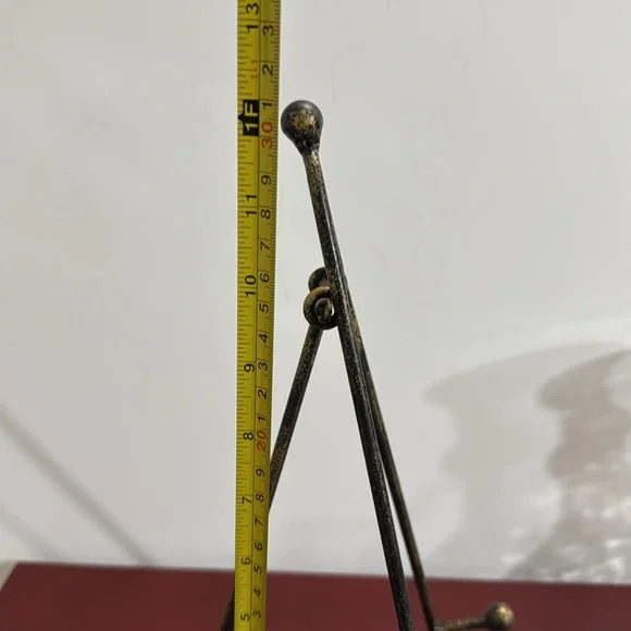 Elegant Metal Easel Stand - Picture 3 of 4